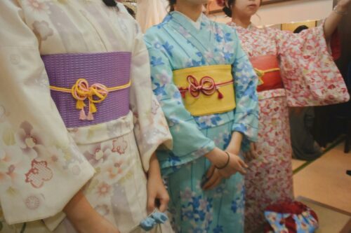 着物を着た3人の女性