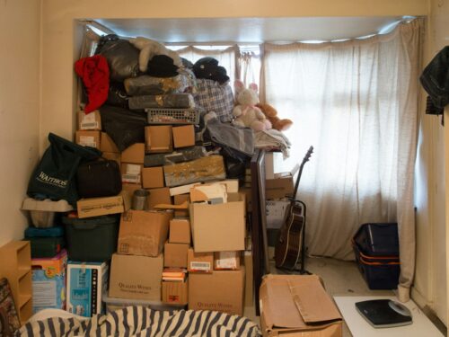 荷物がいっぱいの狭小部屋
