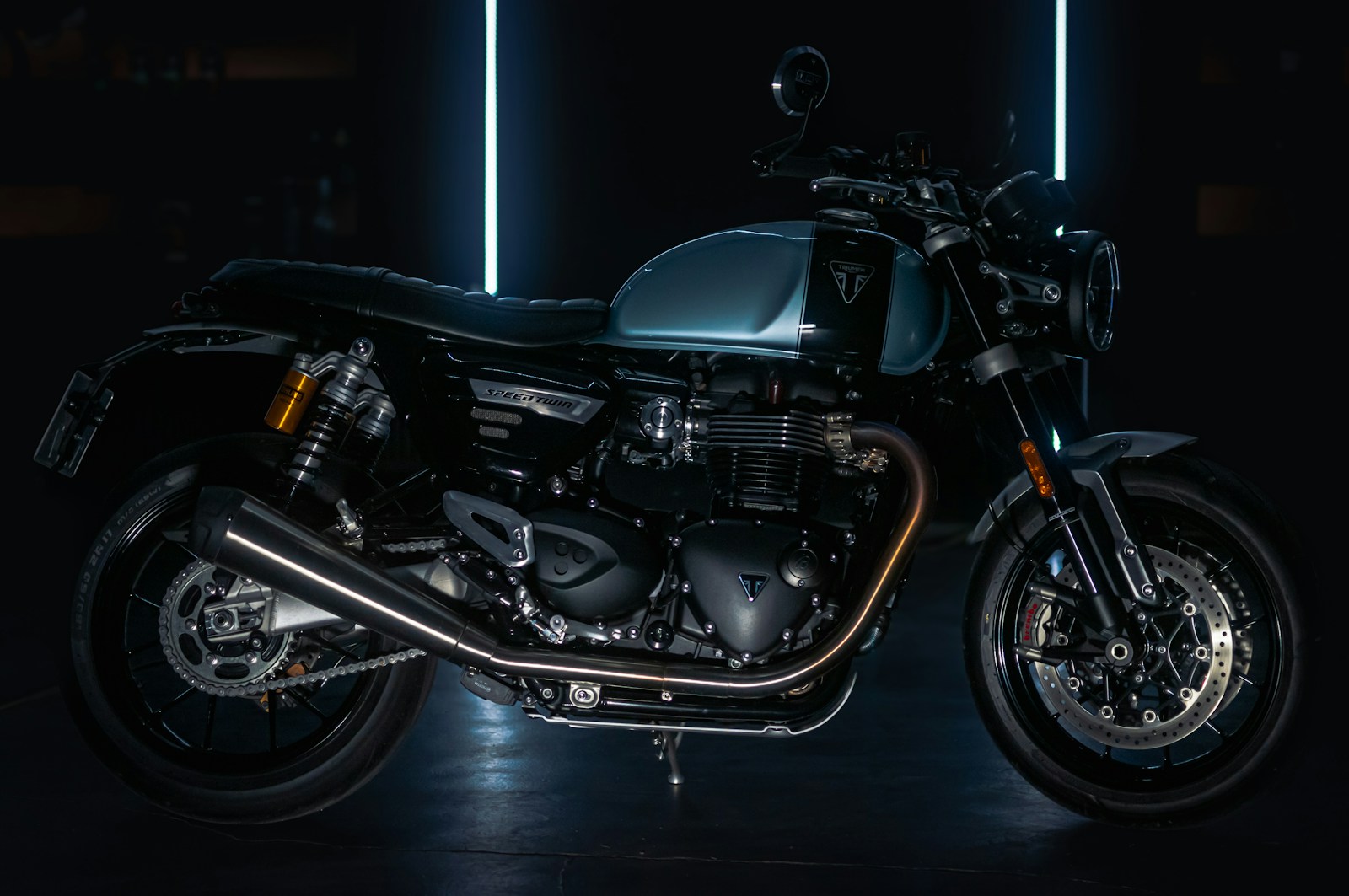 倉庫内の大型バイク